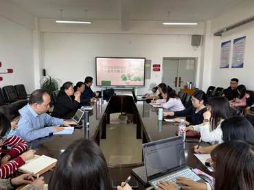 会议室里的人们 AI 生成的内容可能不正确。